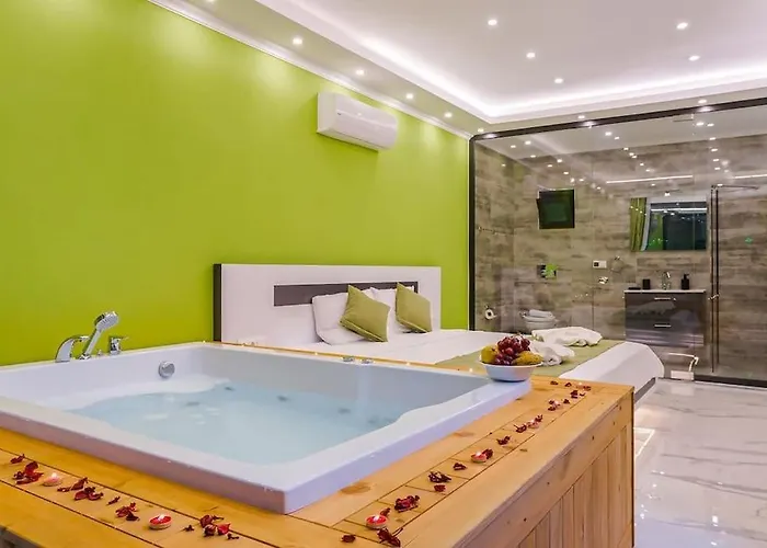 Ortac 1 Doga Icerisinde, Korunakli Villa Kas